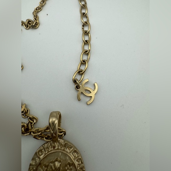 Chanel champagne gold crown and logo with crystal necklace - Picture 5 of 8